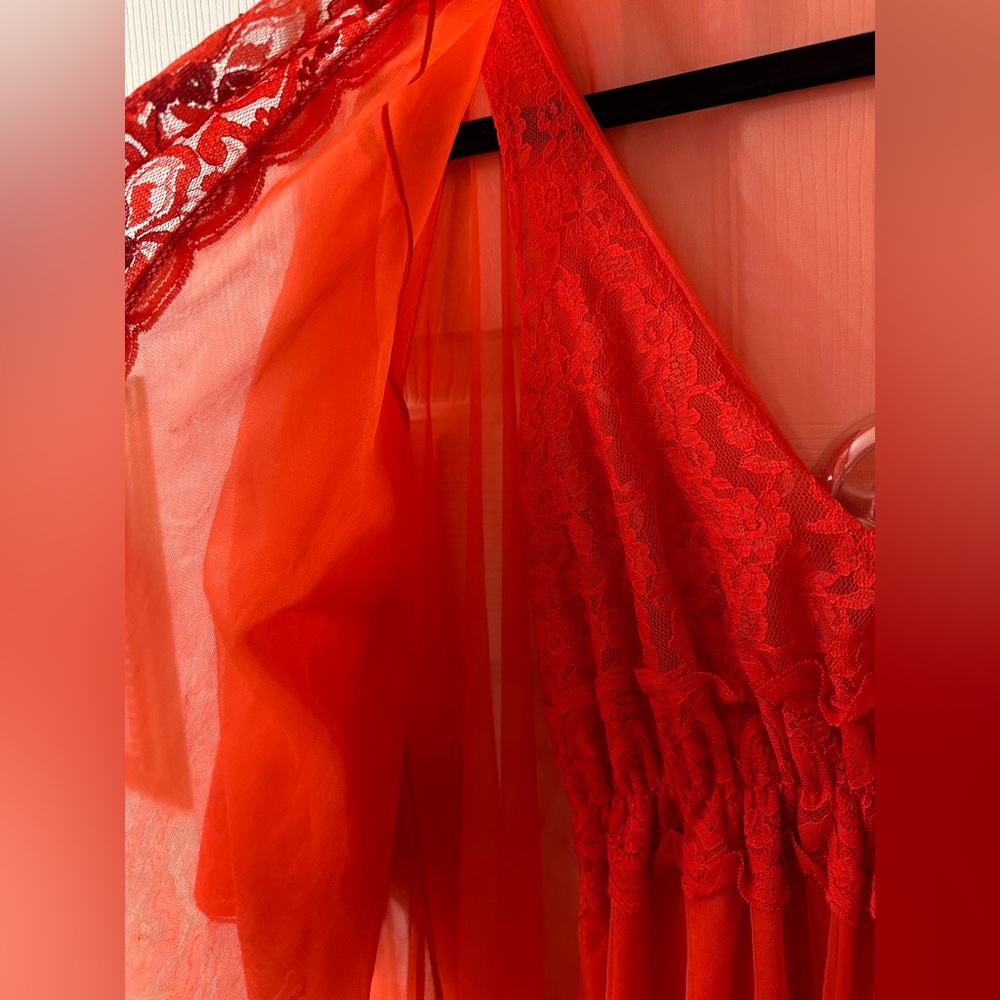 ⭐ Vintage Vanity Fair Red Nylon Lace Peignoir Set (Robe + Nightgown) - Picture 3 of 13